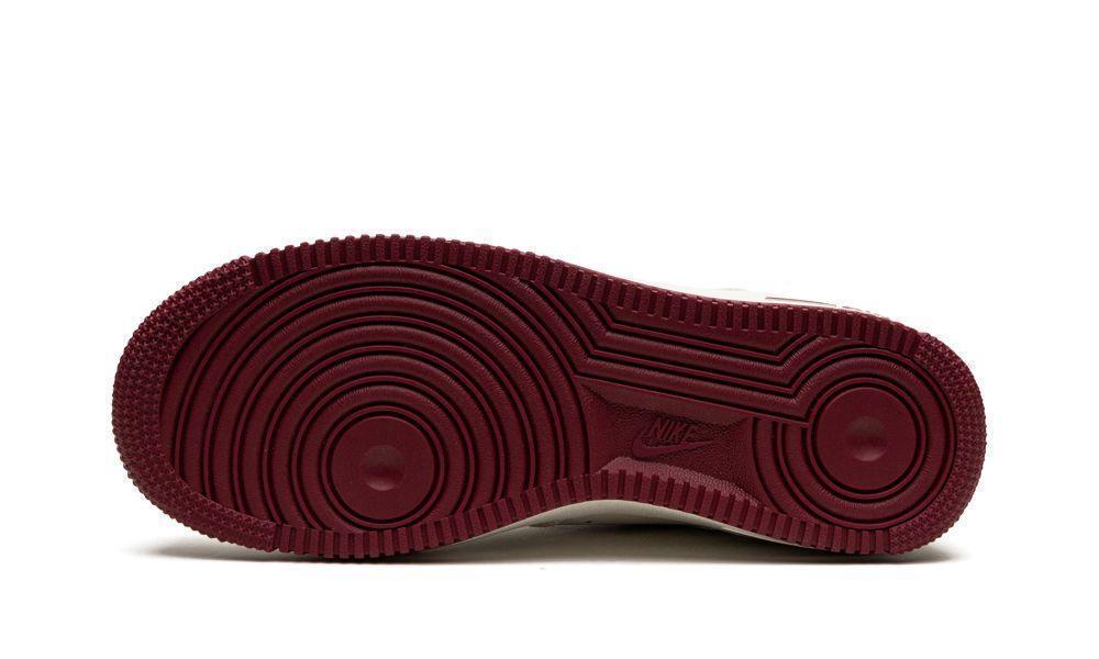 Nike
AIR FORCE 1 WMNS "Valentine's Day"