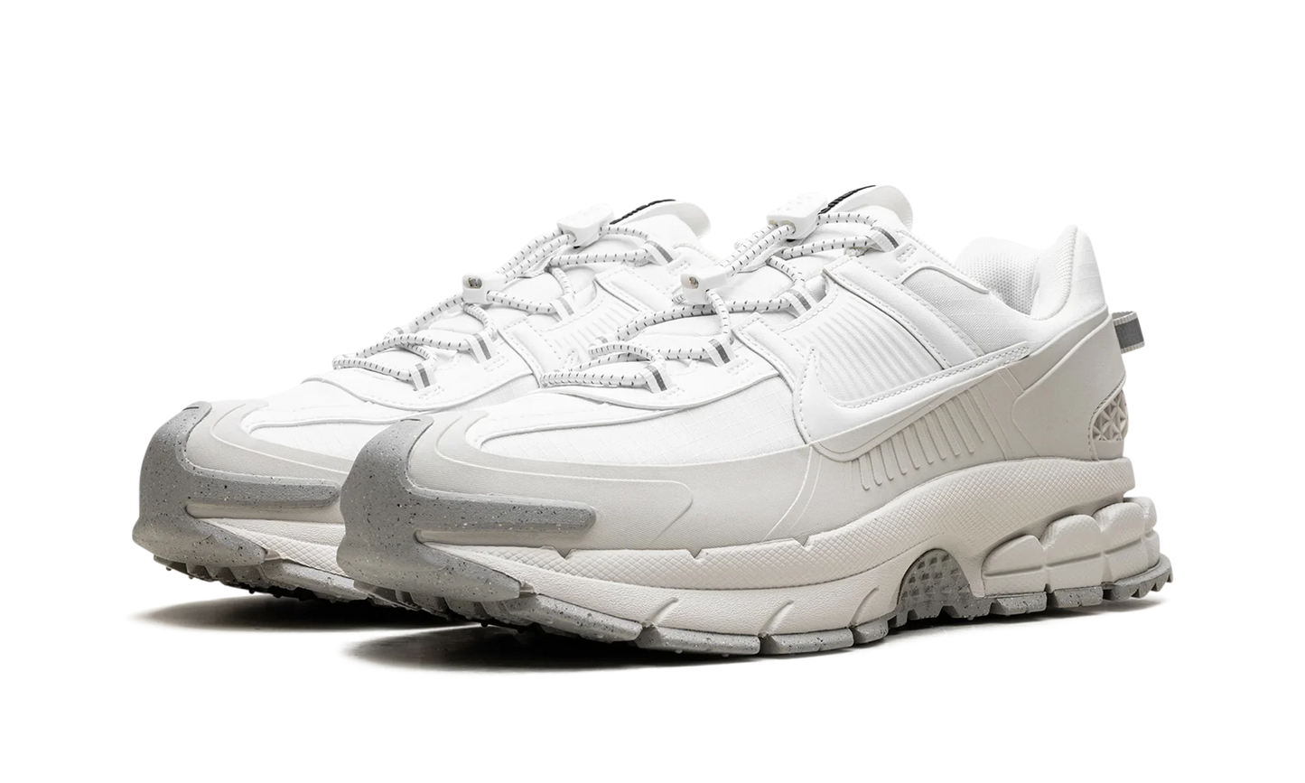Zoom Vomero Roam "Summit White Light Bone Light Iron Ore"