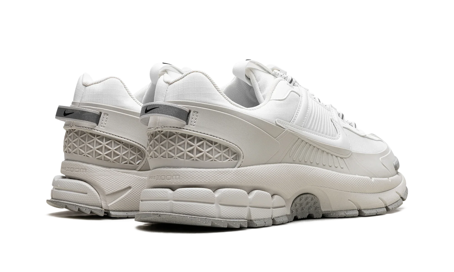 Zoom Vomero Roam "Summit White Light Bone Light Iron Ore"