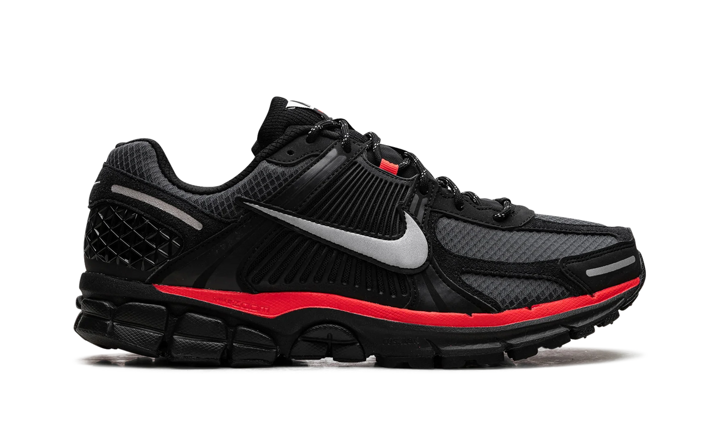 Zoom Vomero 5 "Black Metallic University Red"