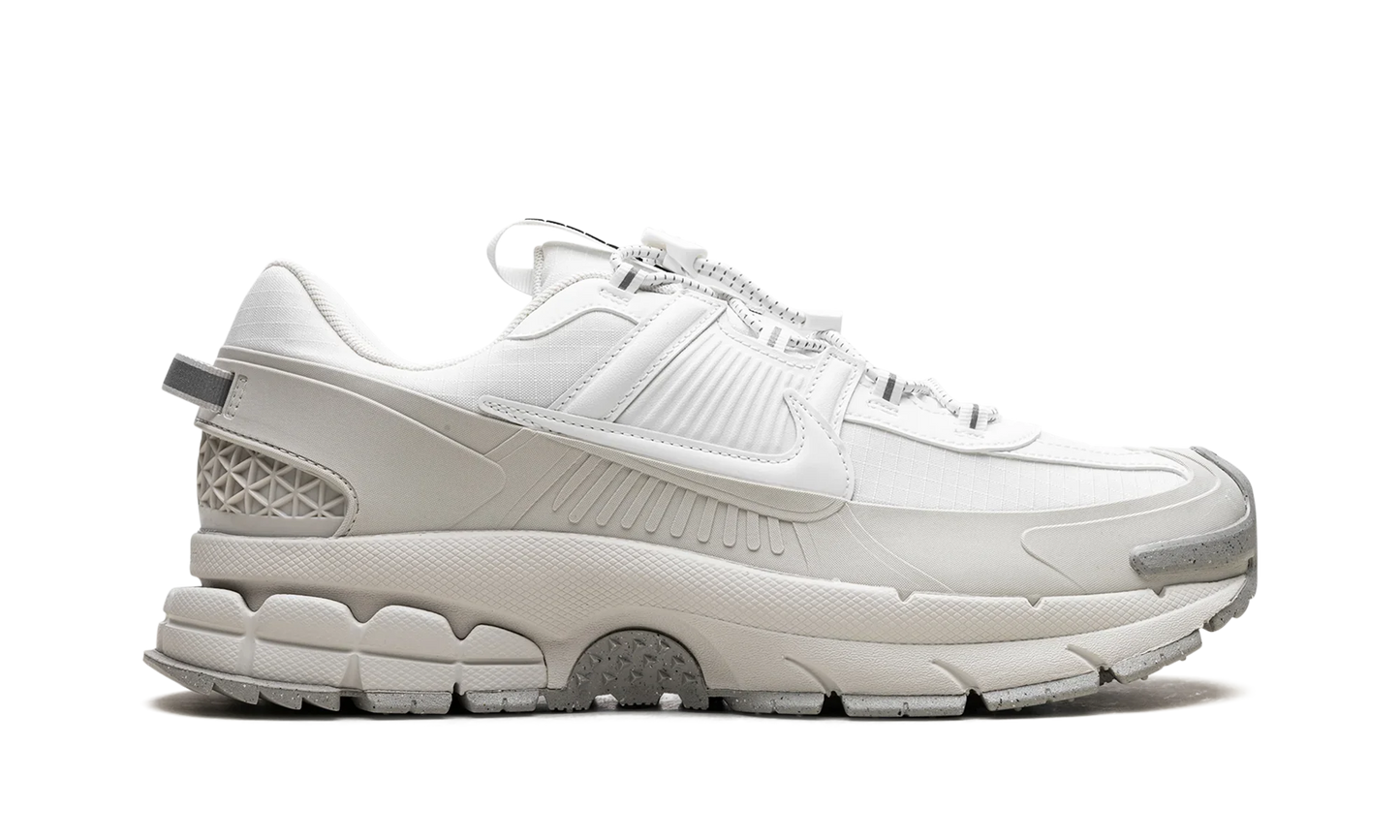 Zoom Vomero Roam "Summit White Light Bone Light Iron Ore"