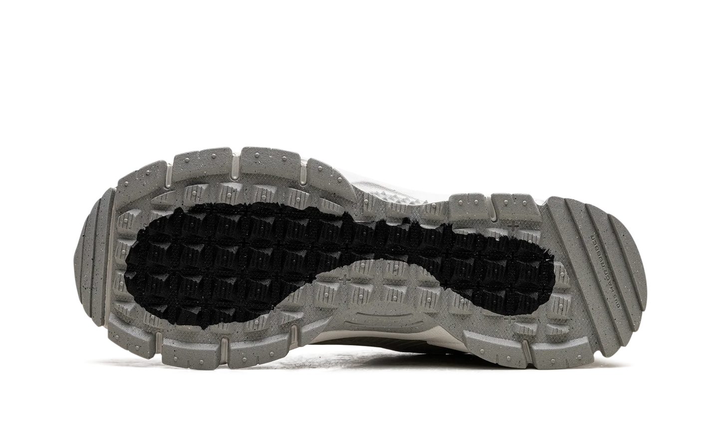 Zoom Vomero Roam "Summit White Light Bone Light Iron Ore"