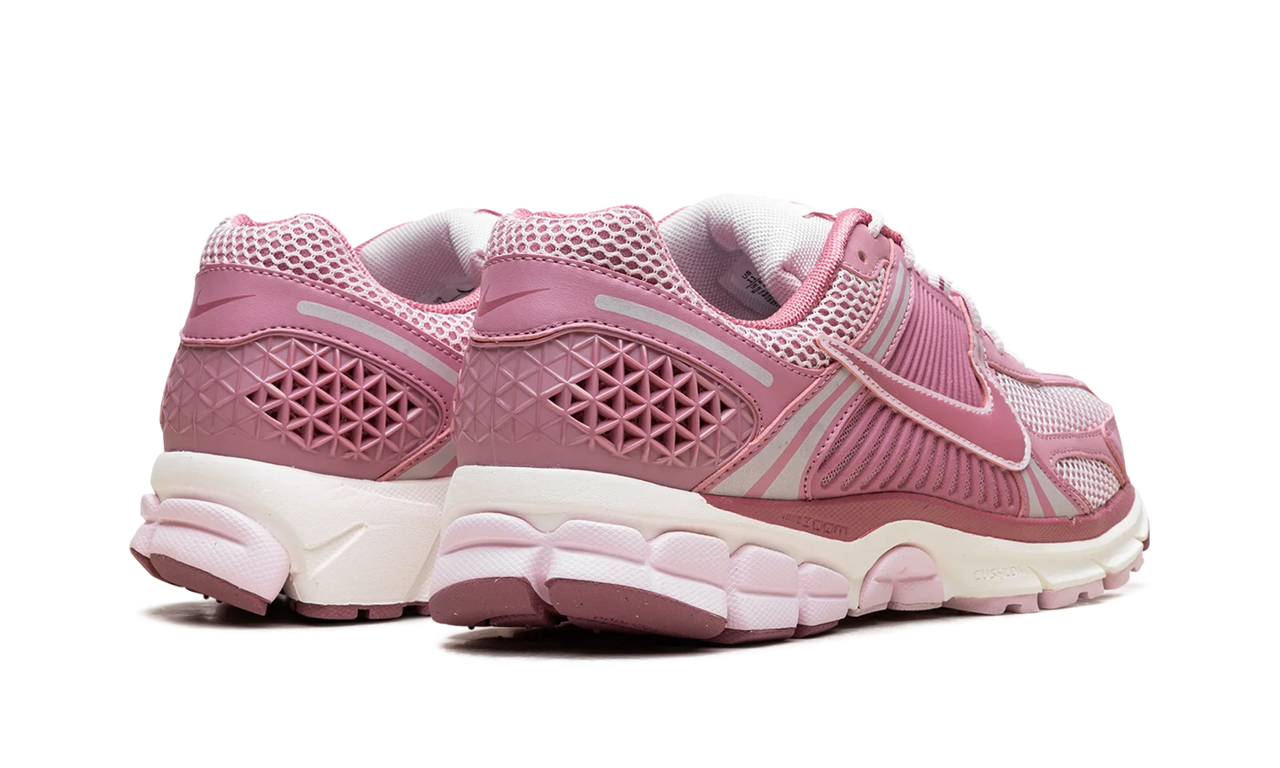 Zoom Vomero 5 WMNS
"Elemental Pink"